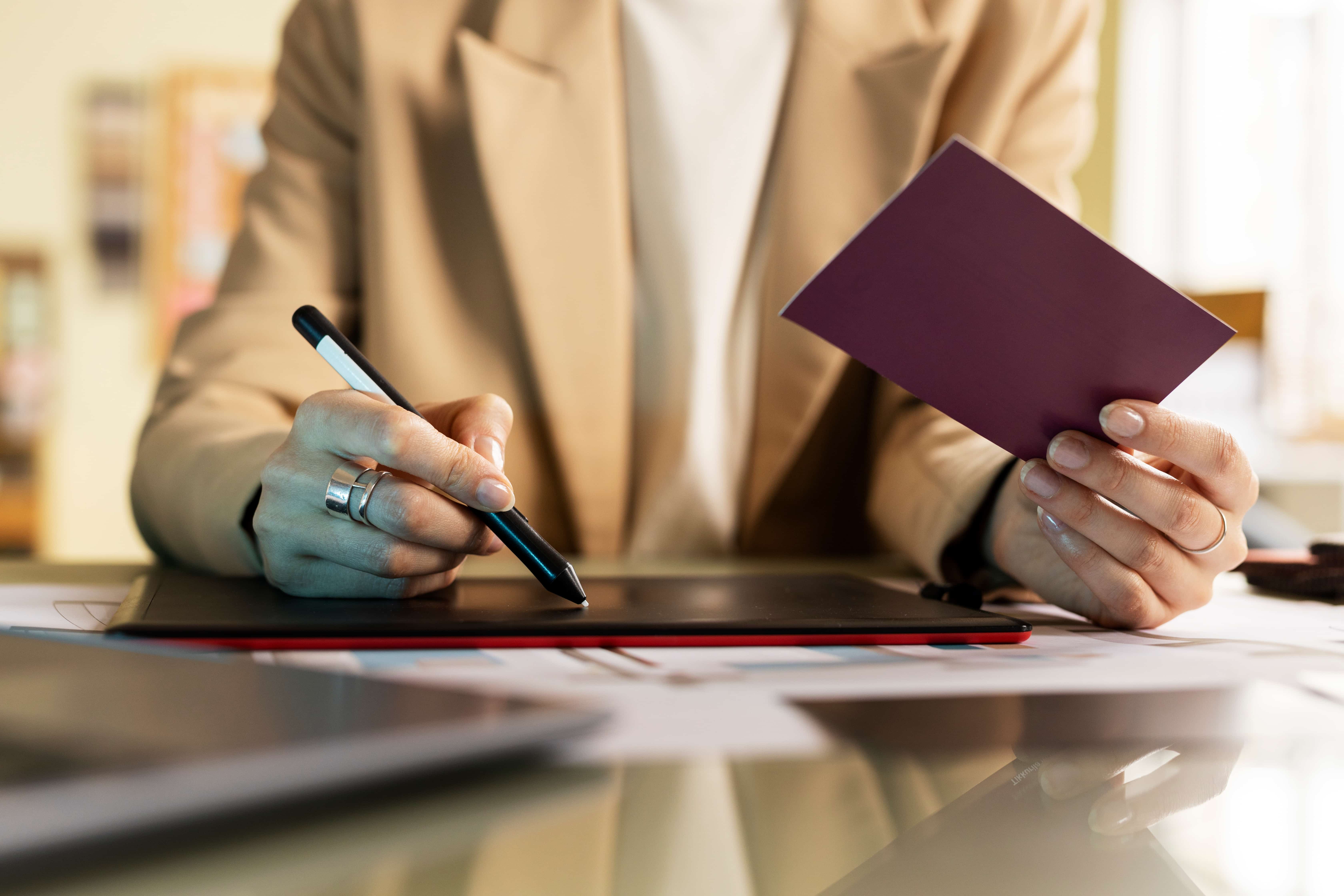 papiers-dans-les-main-d-une-personne